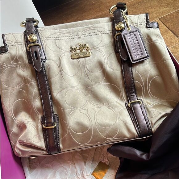 Coach Cream and Brown Shoulder Bag with Signature Design - Picture 2 of 4